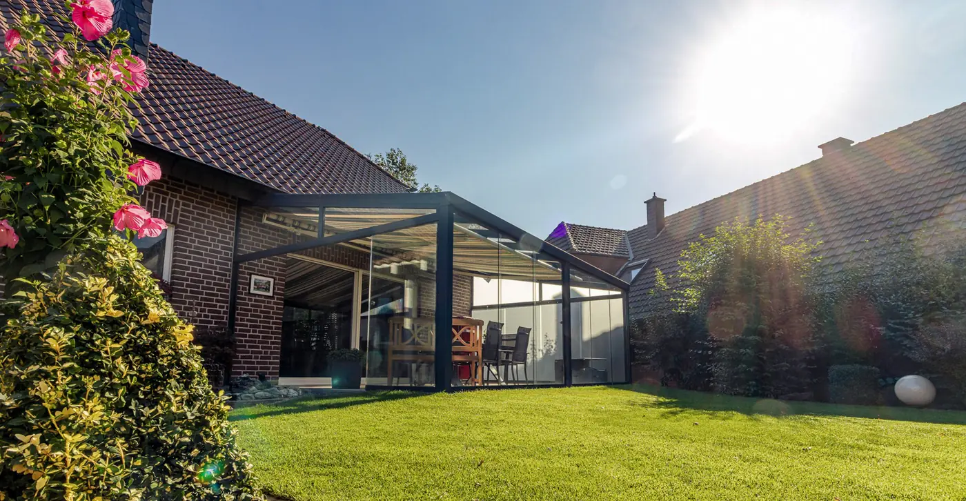 Kaltwintergarten mit Glasschiebewänden im Garten