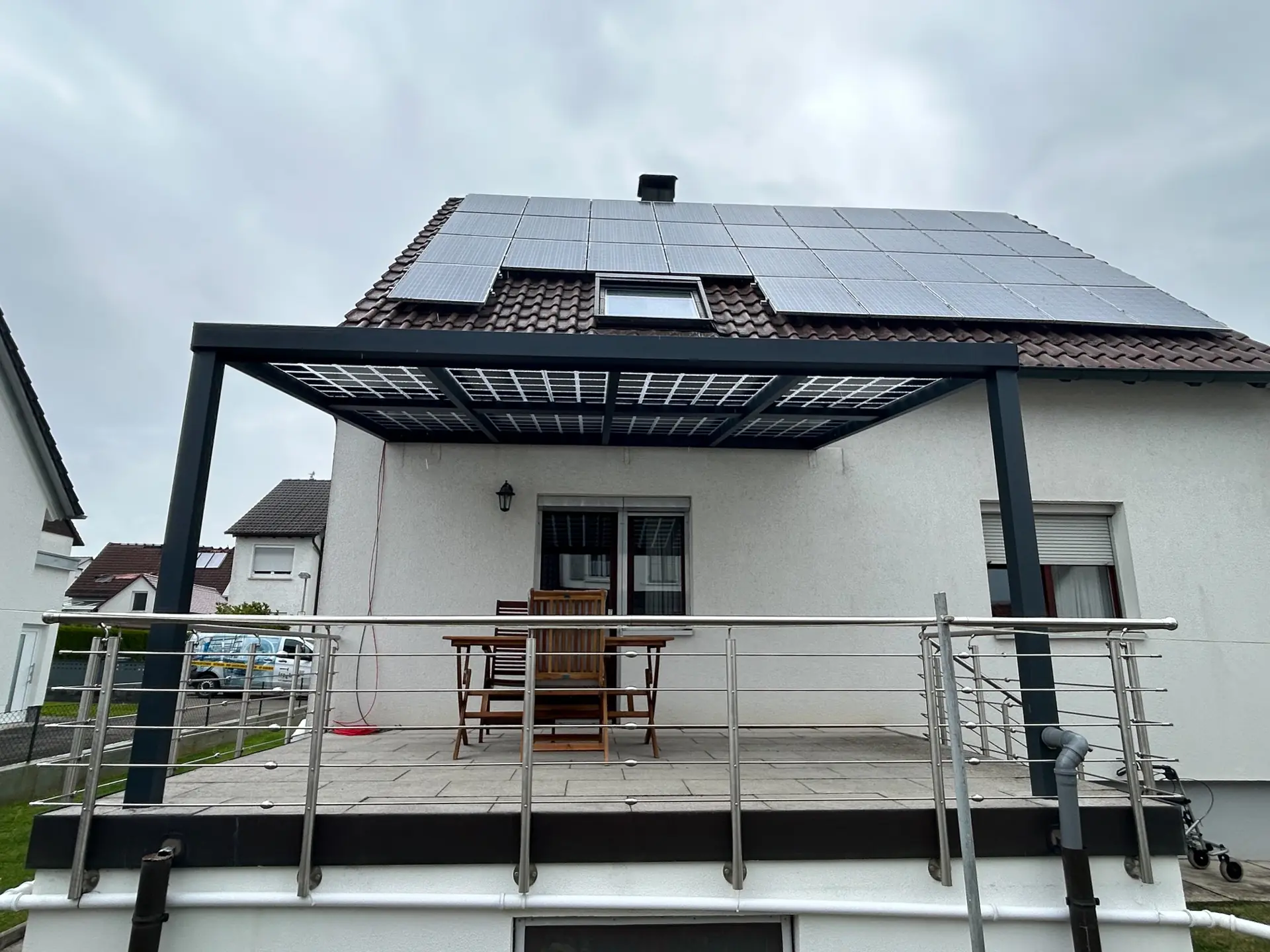 Wohnhaus mit PV-Dach und Solarterrasse