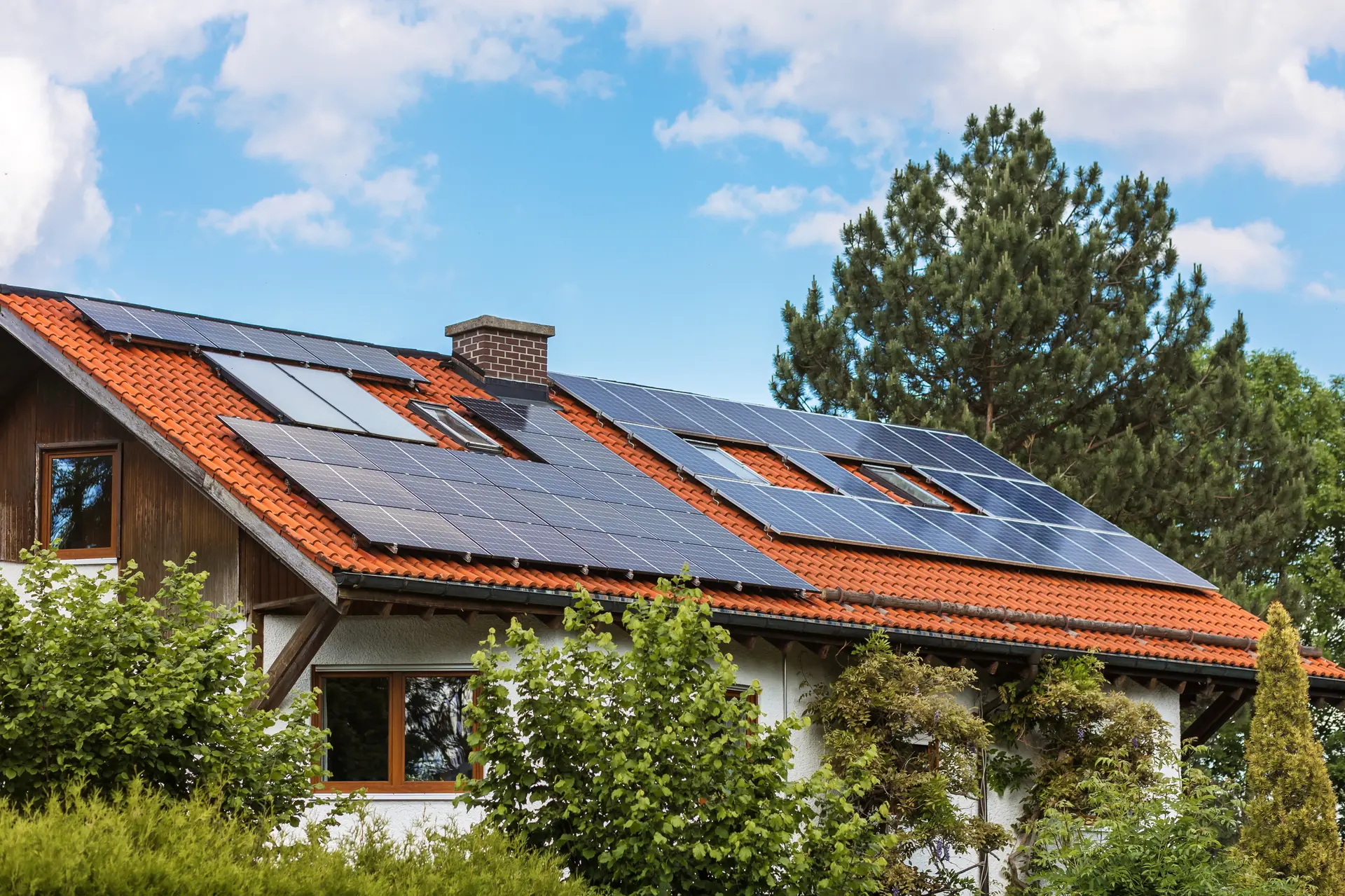 Landhaus mit Photovoltaik auf dem roten Ziegeldach