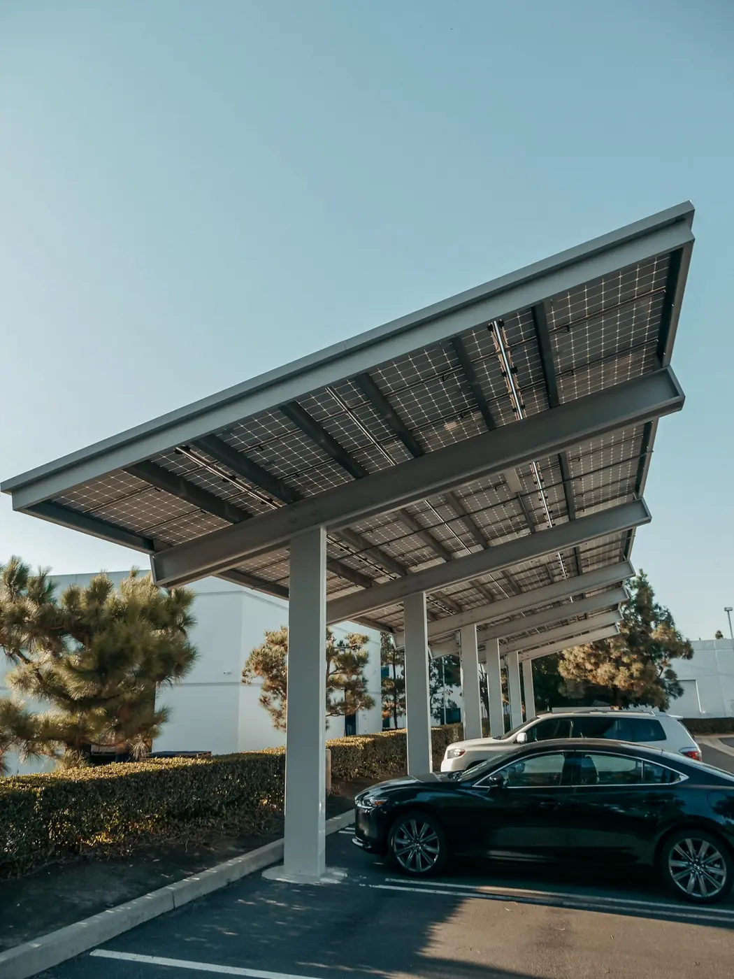 Solarcarport aus Stahl über einem Stellplatz mit Auto