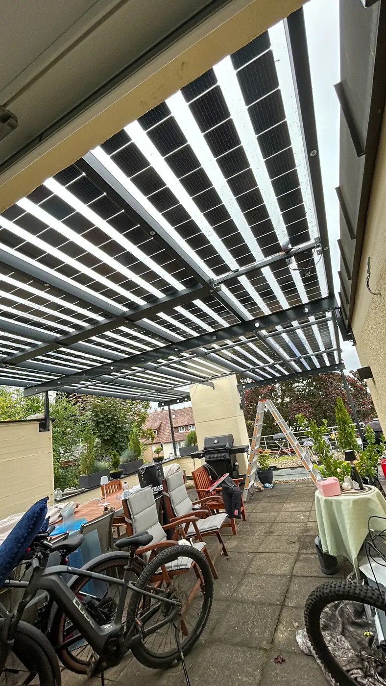 Solarterrasse mit PV-Lamellen über einem Sitzplatz