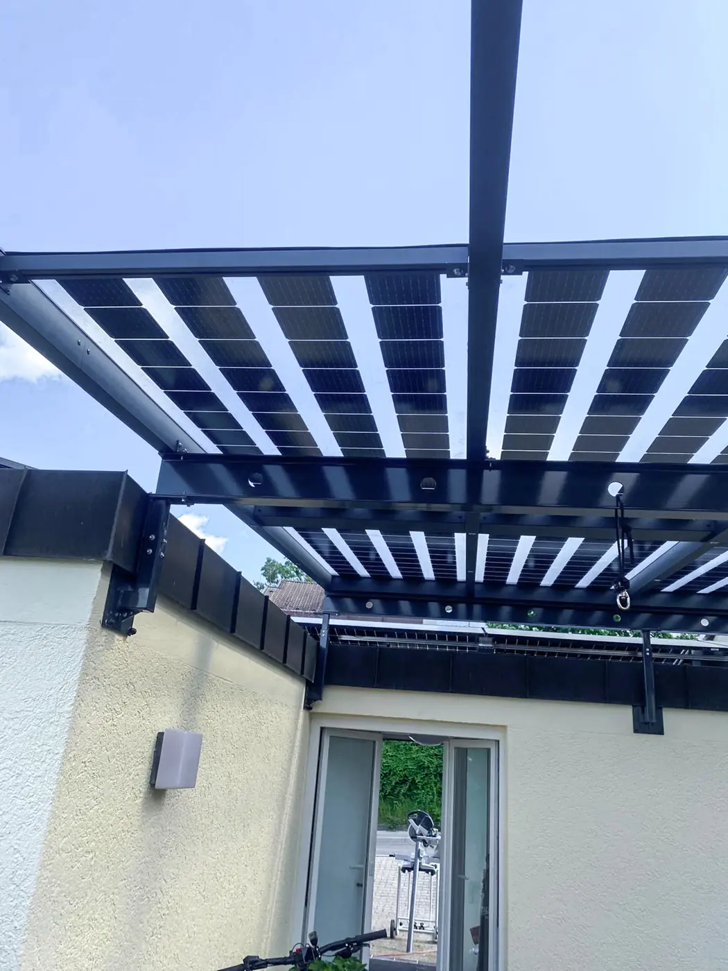 PV-Lamellen einer Solarterrasse von unten