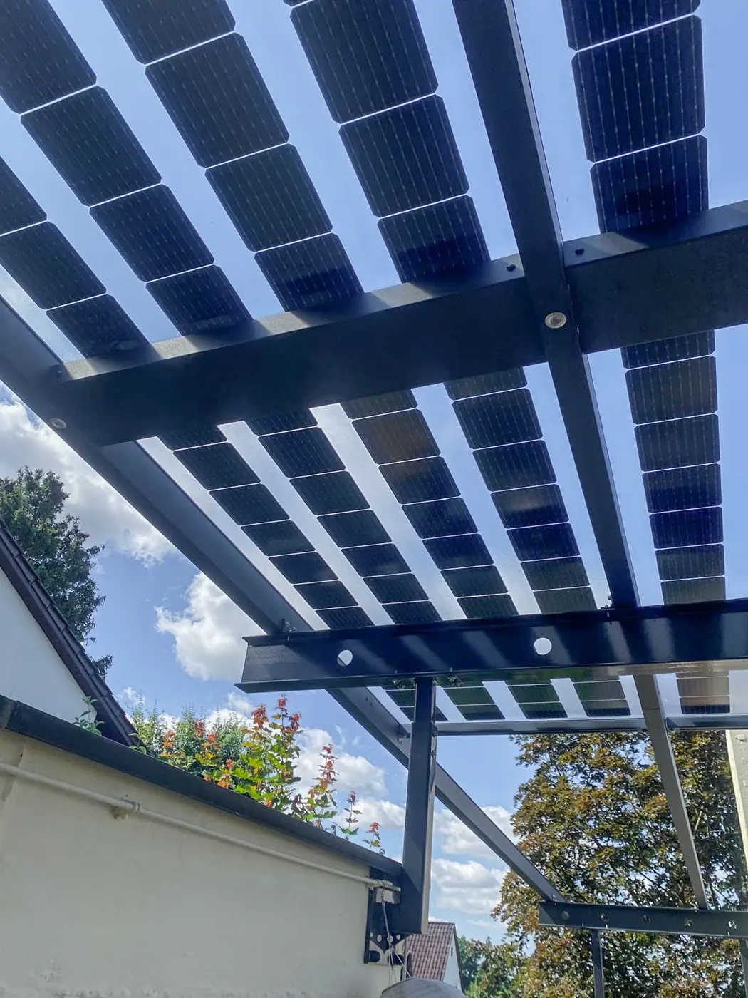 Untersicht einer Solar-Pergola mit Photovoltaik-Lamellen