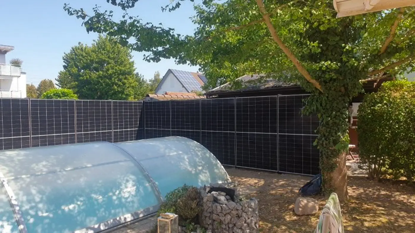 Solarzaun im Garten unter Bäumen