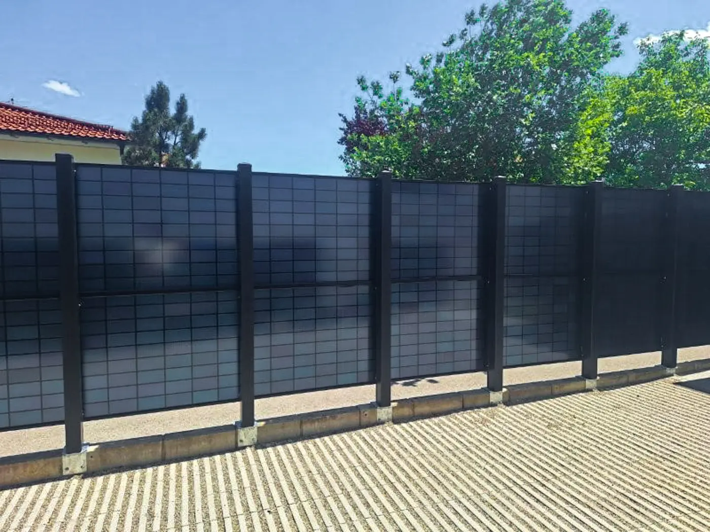 Solarzaun aus Glas-Glas-Modulen in der Nahaufnahme