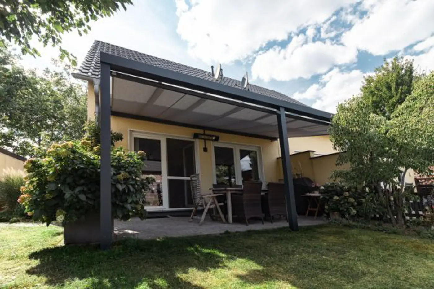 Terrassendach in Anthrazit im Garten