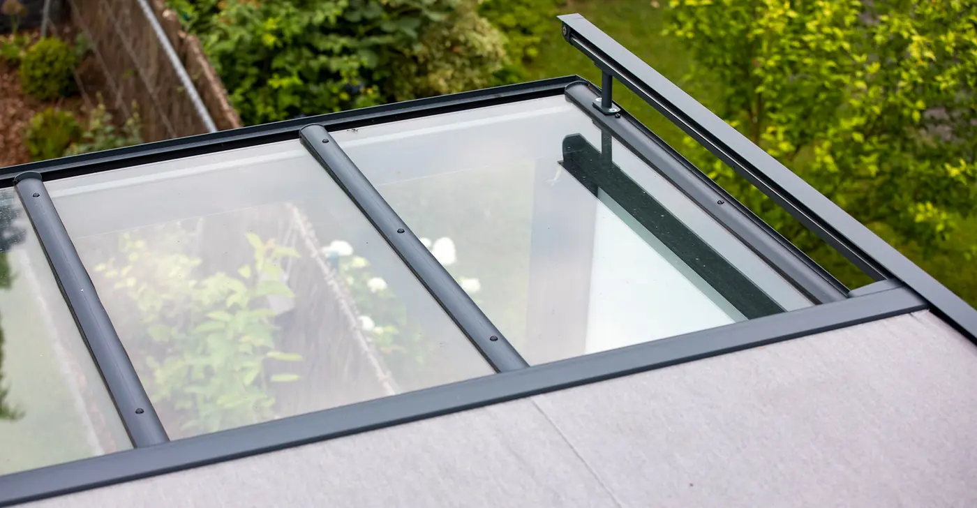 Glasdach einer Terrassenüberdachung von oben