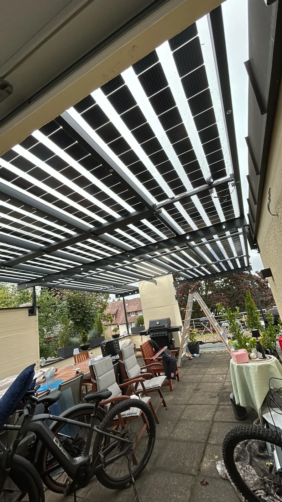 Solar-Pergola mit Photovoltaik-Lamellen über einer Dachterrasse