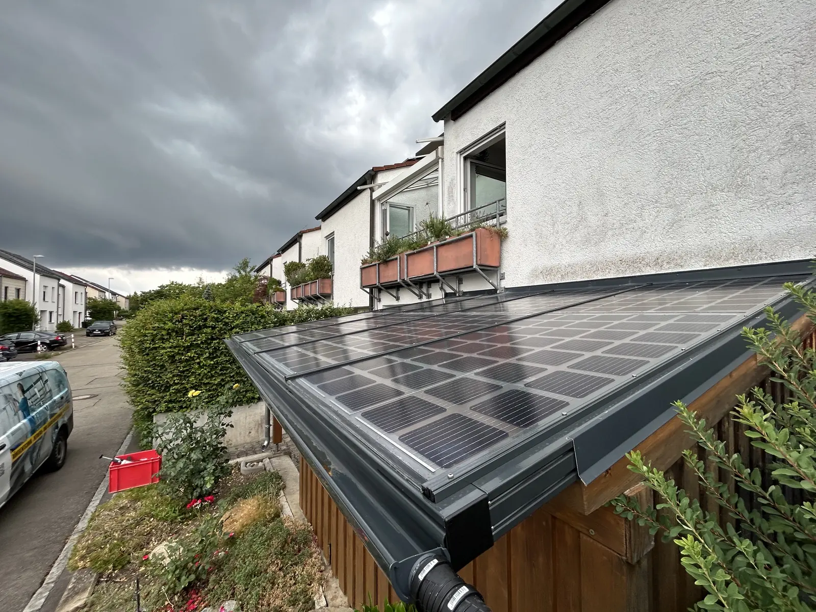 Solarcarport mit Glas-Glas-Modulen als wasserdichte Dachhaut