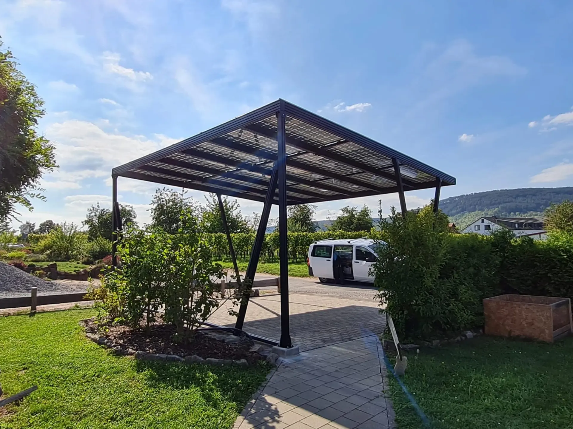 Solenda Referenzprojekt: Solarcarport mit integrierten Photovoltaik-Modulen